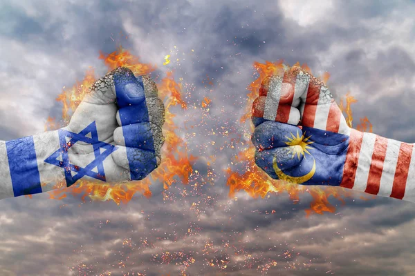 两个拳与以色列国旗和马来西亚面临着对方准备战斗 — 图库照片
