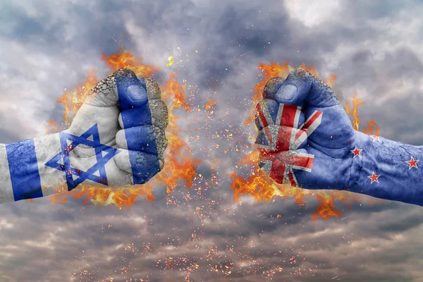 İki İsrail bayrağı ile yumruk ve Yeni Zelanda birbirlerine karşı karşıya mücadele için hazır