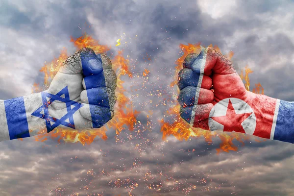 Dos puños con la bandera de Israel y Corea del Norte se enfrentaron listos para luchar —  Fotos de Stock