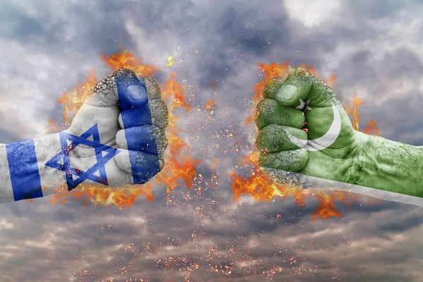 Dos puños con la bandera de Israel y Pakistán se enfrentaron uno al otro listos para la lucha —  Fotos de Stock