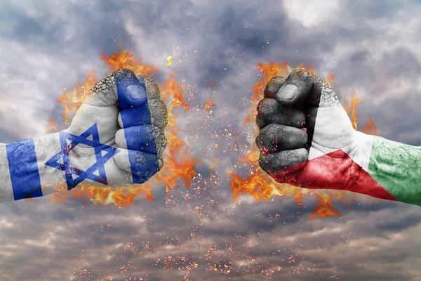 İki İsrail bayrağı ile yumruk ve Palestine birbirlerine karşı karşıya mücadele için hazır
