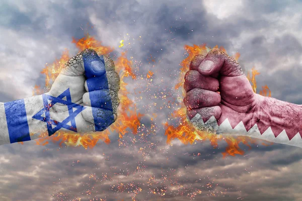 Dos puños con la bandera de Israel y Qatar se enfrentaron uno al otro listos para la lucha — Foto de Stock