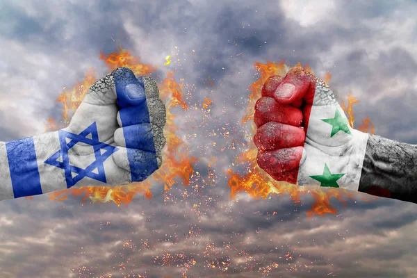 İki İsrail bayrağı ile yumruk ve Suriye birbirlerine karşı karşıya mücadele için hazır