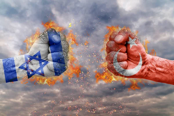 İki İsrail bayrağı ile yumruk ve Türkiye'de birbirlerine karşı karşıya mücadele için hazır