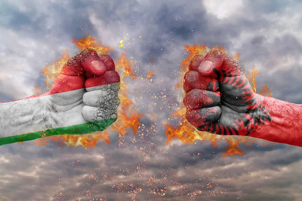 Два кулак з прапор Італії та Албанії стикаються один на одного готові до боротьби — стокове фото