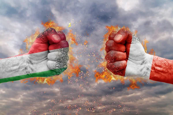 İki İtalya bayrağı ile yumruk ve Avusturya birbirlerine karşı karşıya mücadele için hazır