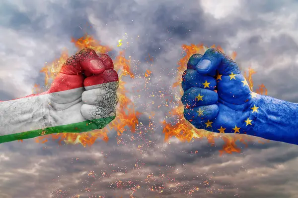 İki İtalya bayrağı ile yumruk ve AB birbirlerine karşı karşıya mücadele için hazır