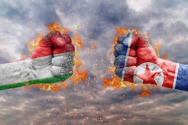 İki İtalya bayrağı ile yumruk ve Kuzey Kore birbirlerine karşı karşıya mücadele için hazır