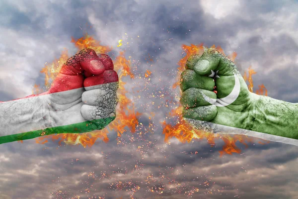 İki İtalya bayrağı ile yumruk ve Pakistan birbirlerine karşı karşıya mücadele için hazır