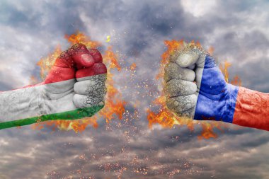 İki İtalya bayrağı ile yumruk ve Rusya birbirlerine karşı karşıya mücadele için hazır