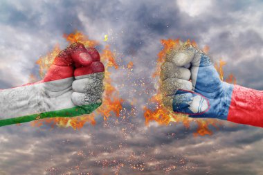 İki İtalya bayrağı ile yumruk ve Slovenya birbirlerine karşı karşıya mücadele için hazır