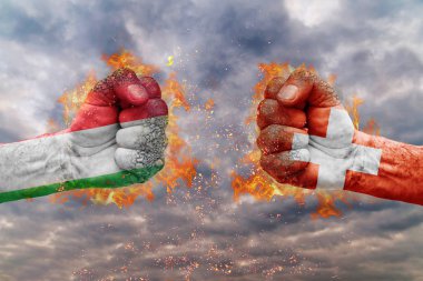 İki İtalya bayrağı ile yumruk ve İsviçre birbirlerine karşı karşıya mücadele için hazır