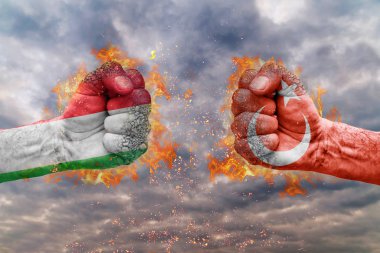 İki İtalya bayrağı ile yumruk ve Türkiye'de birbirlerine karşı karşıya mücadele için hazır