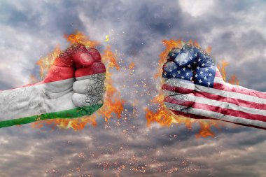 İki İtalya bayrağı ile yumruk ve ABD birbirlerine karşı karşıya mücadele için hazır