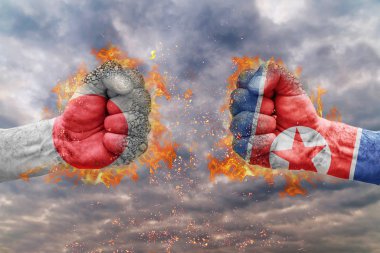 İki Japonya bayrağı ile yumruk ve Kuzey Kore birbirlerine karşı karşıya mücadele için hazır