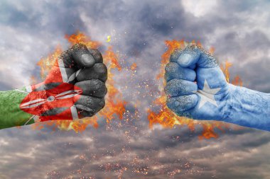 İki Kenya bayrağı ile yumruk ve Somali birbirlerine karşı karşıya mücadele için hazır