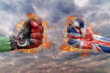 İki Libya bayrağı ile yumruk ve Büyük Britanya'nın birbirlerine karşı karşıya mücadele için hazır