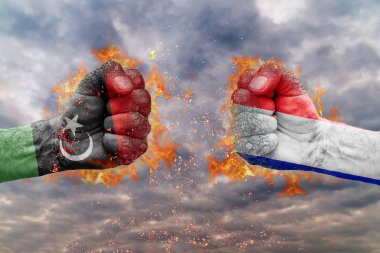 İki Libya bayrağı ile yumruk ve Fransa birbirlerine karşı karşıya mücadele için hazır