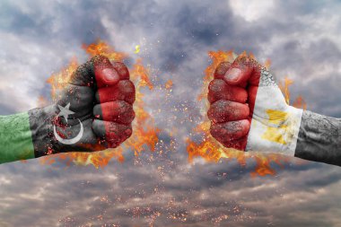 İki Libya bayrağı ile yumruk ve Mısır birbirlerine karşı karşıya mücadele için hazır