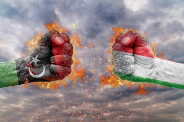 İki Libya bayrağı ile yumruk ve İtalya karşısında birbirlerine mücadele için hazır