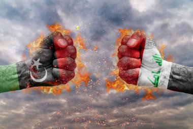 İki Libya bayrağı ile yumruk ve Irak birbirlerine karşı karşıya mücadele için hazır