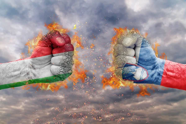 İki İtalya bayrağı ile yumruk ve Slovenya birbirlerine karşı karşıya mücadele için hazır