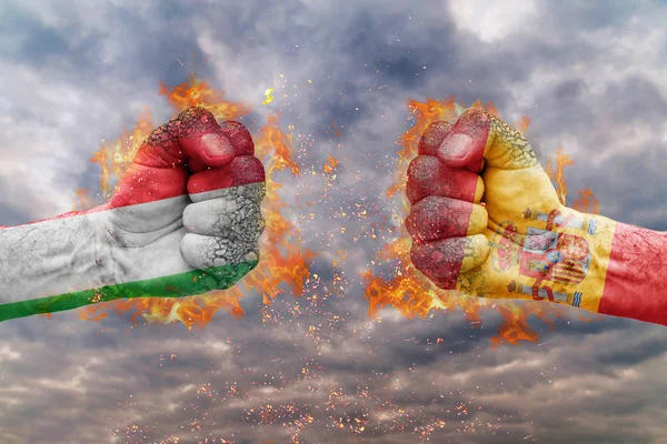 İki İtalya bayrağı ile yumruk ve İspanya birbirlerine karşı karşıya mücadele için hazır