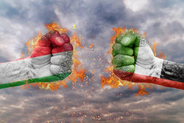 Два кулак з прапор Італії та Об'єднаних Арабських Еміратів стикаються один на одного готові до боротьби — стокове фото