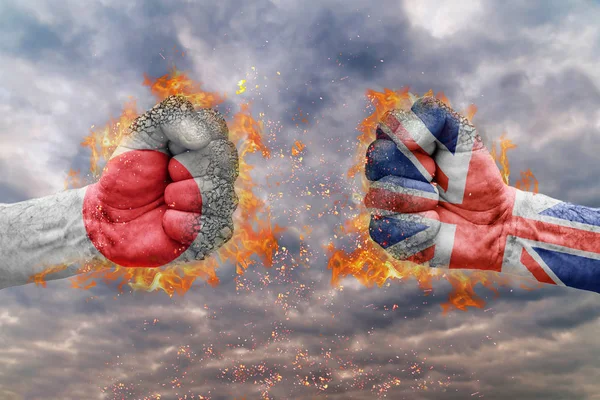 İki Japonya bayrağı ile yumruk ve büyük İngiliz birbirlerine mücadele için hazır karşı karşıya