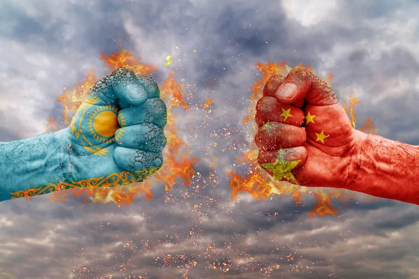 Два кулак з прапор Казахстану і Китай стикаються один на одного готові до боротьби — стокове фото