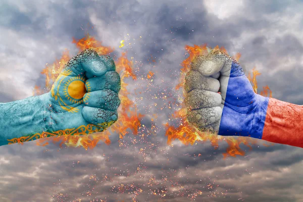 Два кулака с флагом Казахстана и России столкнулись друг с другом готовыми к бою — стоковое фото