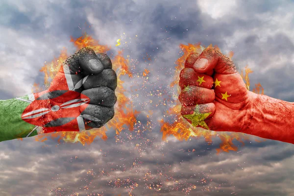 Два кулак з прапор Кенії та Китаю стикаються один на одного готові до боротьби — стокове фото