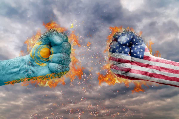 Dwie pięści z Flaga Kazachstanu i Usa do czynienia na siebie gotowy do walki — Zdjęcie stockowe