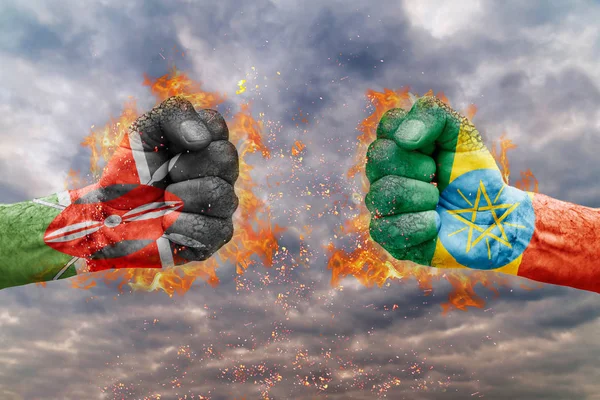 Два кулак з прапором Кенія і Ефіопія стикаються один на одного готові до боротьби — стокове фото
