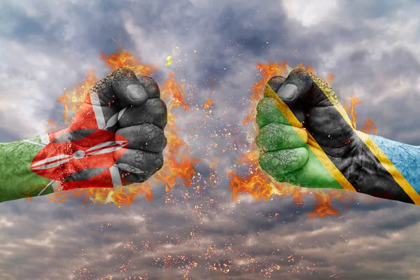 Два кулак з прапор Кенії і Танзанії стикаються один на одного готові до боротьби — стокове фото