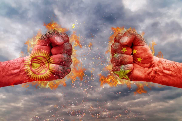 Два кулак з Прапор Киргизстану і Китай стикаються один на одного готові до боротьби — стокове фото