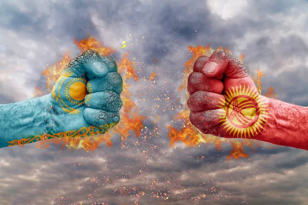 Kırgızistan bayrağı ile iki yumruk ve Kazakistan birbirlerine karşı karşıya mücadele için hazır