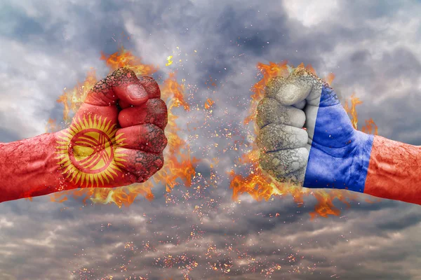 Two fist with the flag of Kyrgyzstan and Russia faced at each other ready for fight — Stock Photo, Image