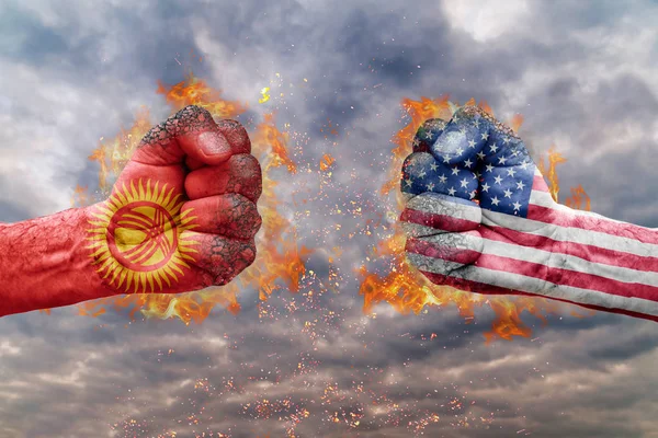 Kırgızistan bayrağı ile iki yumruk ve ABD birbirlerine karşı karşıya mücadele için hazır — Stok fotoğraf