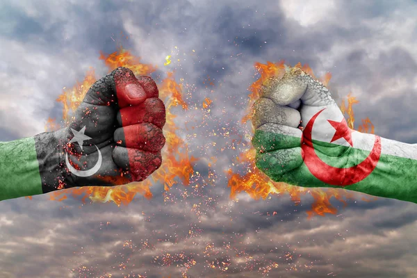 İki Libya bayrağı ile yumruk ve Alegria birbirlerine karşı karşıya mücadele için hazır