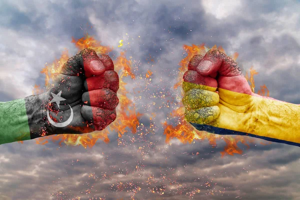 İki Libya bayrağı ile yumruk ve Chad birbirlerine karşı karşıya mücadele için hazır