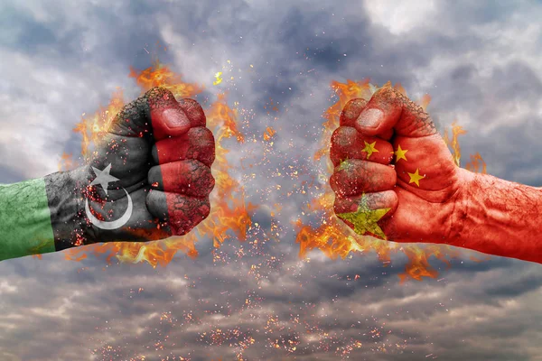 İki Libya bayrağı ile yumruk ve Çin birbirlerine karşı karşıya mücadele için hazır