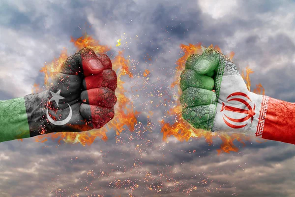 İki Libya bayrağı ile yumruk ve Iran birbirlerine karşı karşıya mücadele için hazır