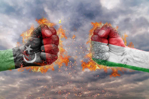 İki Libya bayrağı ile yumruk ve İtalya karşısında birbirlerine mücadele için hazır