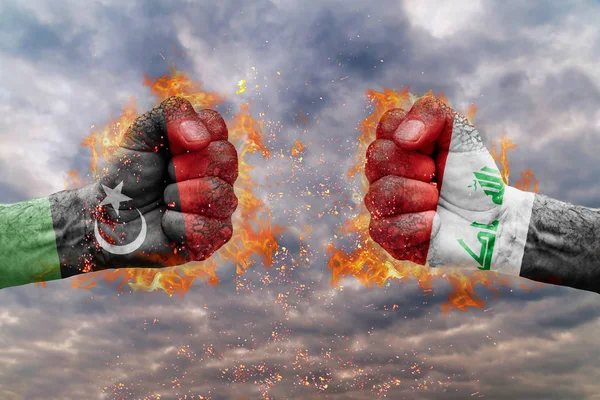 İki Libya bayrağı ile yumruk ve Irak birbirlerine karşı karşıya mücadele için hazır