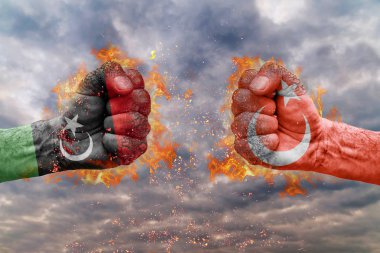 İki Libya bayrağı ile yumruk ve Türkiye'de birbirlerine karşı karşıya mücadele için hazır