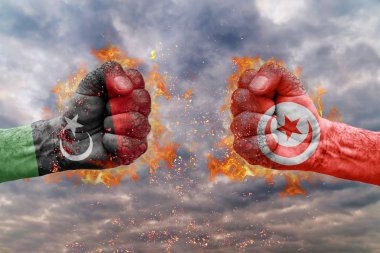 İki Libya bayrağı ile yumruk ve Tunus birbirlerine karşı karşıya mücadele için hazır