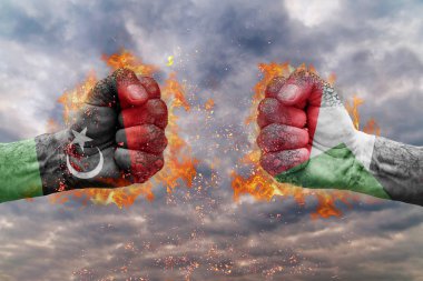 İki Libya bayrağı ile yumruk ve Sudan birbirlerine karşı karşıya mücadele için hazır