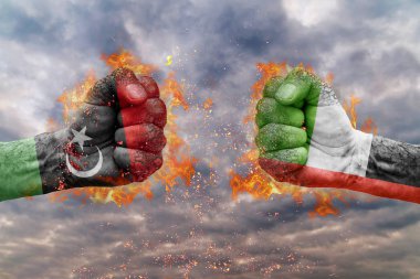 İki Libya bayrağı ile yumruk ve Birleşik Arap Emirlikleri birbirlerine karşı karşıya mücadele için hazır