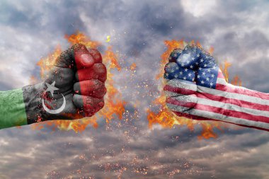 İki Libya bayrağı ile yumruk ve ABD birbirlerine karşı karşıya mücadele için hazır